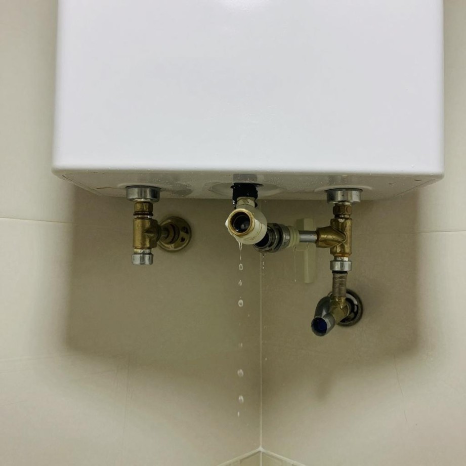 热水器两边漏水解决方案及常见原因分析 热水器两边漏水解决方案及常见原因分析第一张图